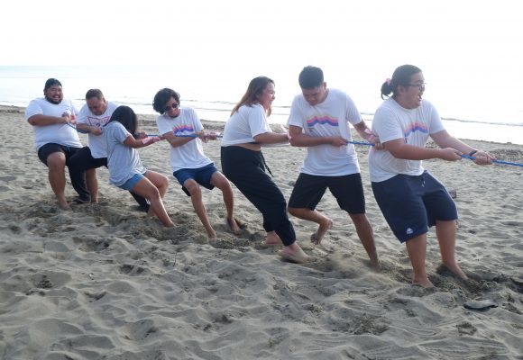 04 Tug of War (pink)